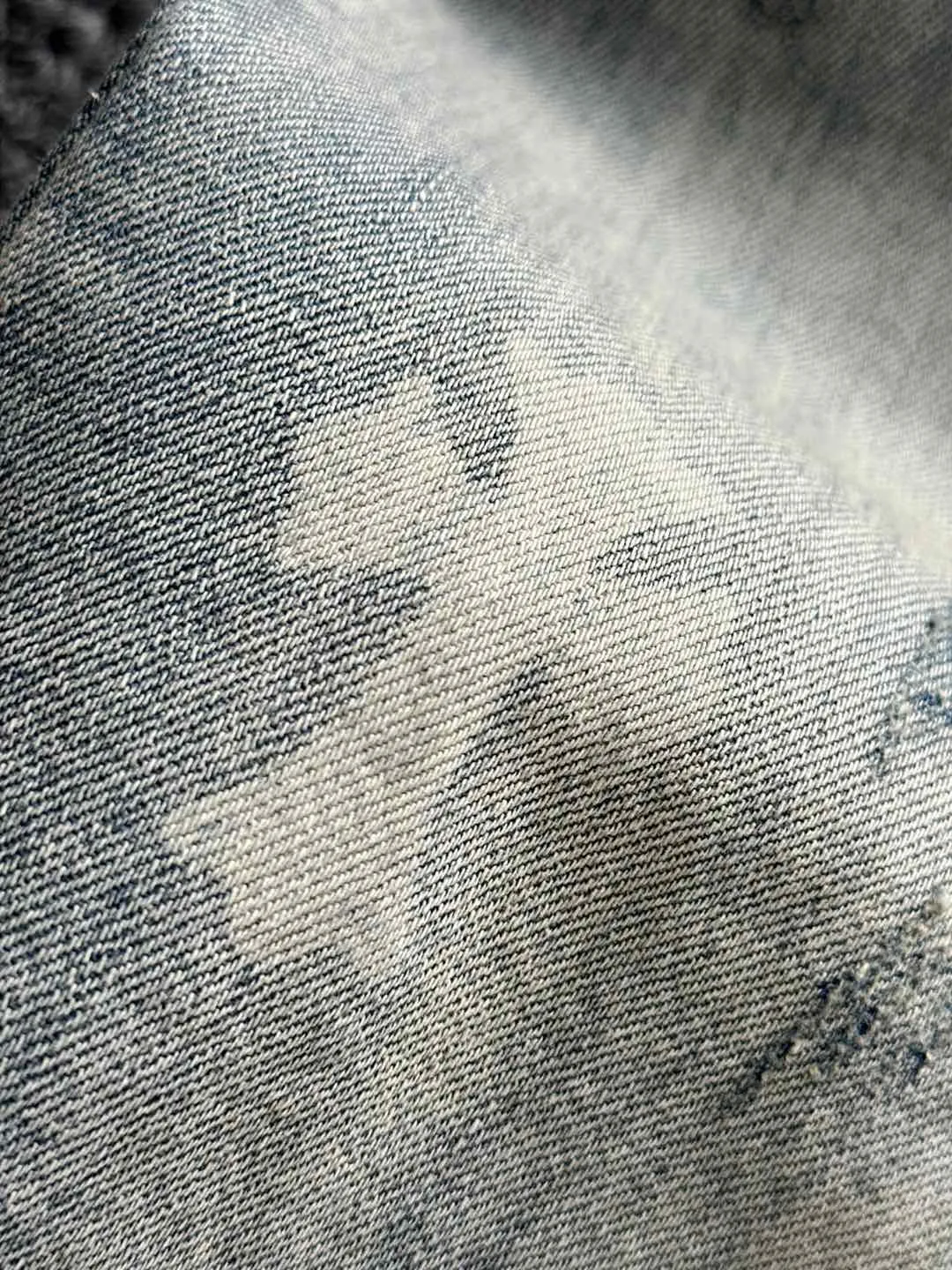 🅿️330 Croxin 2025 summer new jeans denim shorts are woven from imported Japanese Denim plain cotton denim fabrics. They are complete with three standards. The top stonewashing process makes the texture reach the old taste of the 1980s. It is soft, delicate, comfortable and breathable. The color has a modern and fashionable vicissitudes. The upper body is versatile and fashionable! Light luxury, a must-have item for daily commuting! Code number: 28-38 (please state your height and weight when placing an order)